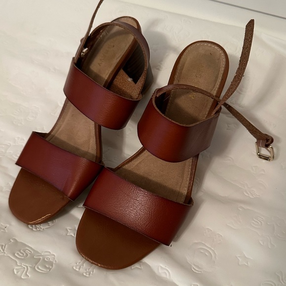 Sandals - Picture 2 of 4